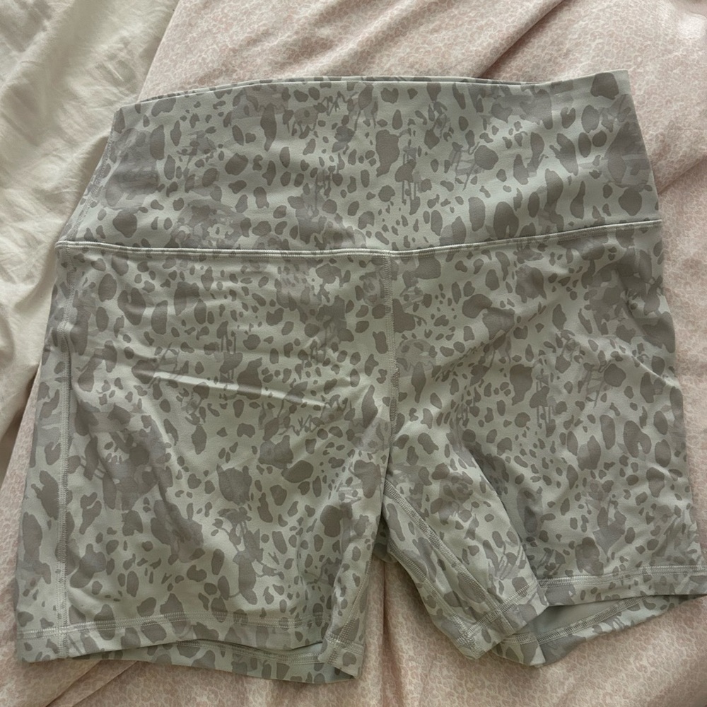 Lululemon Align 6” shorts Light Gray Animal Print